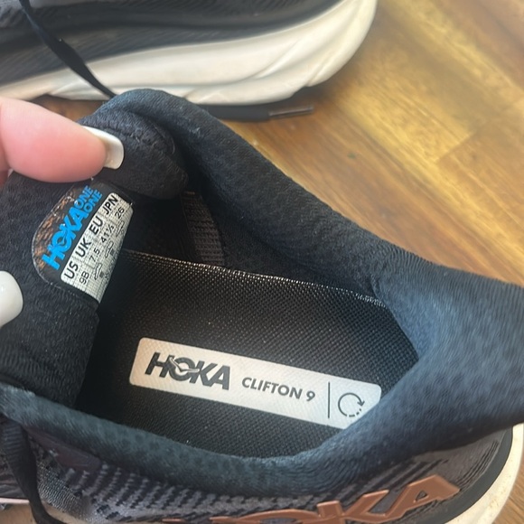 Hoka one Clifton 9 women’s Black and Gold shoe size 9 - Picture 3 of 6
